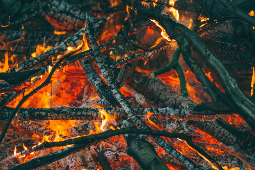 tas de branches en feu